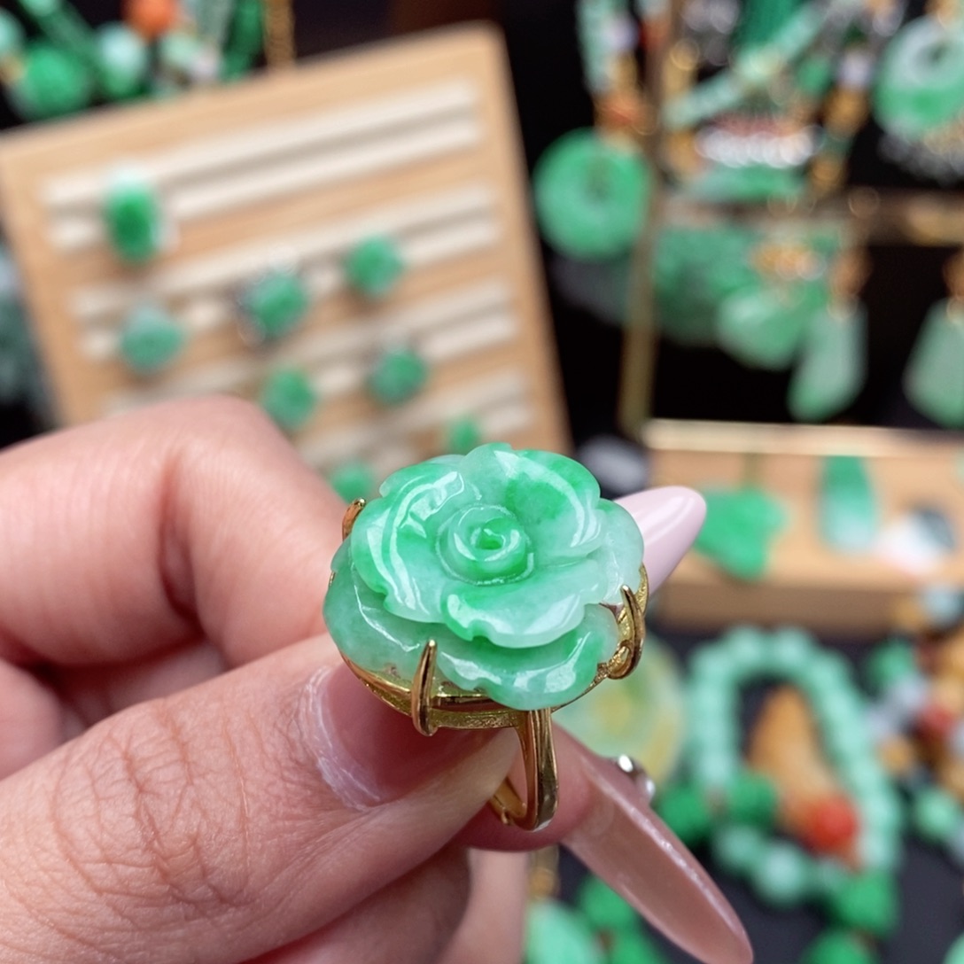 银S925镶嵌戒指翡翠我****?翡翠戒指