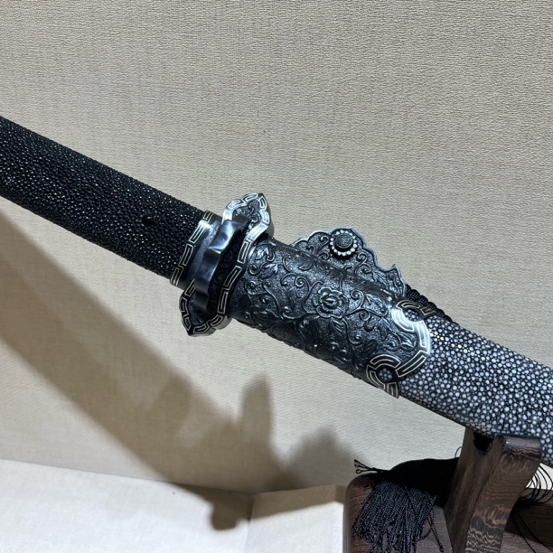 龙影刀剑-牡丹唐刀毛铁夹钢铁装错银丝木胎附鱼皮未开刃