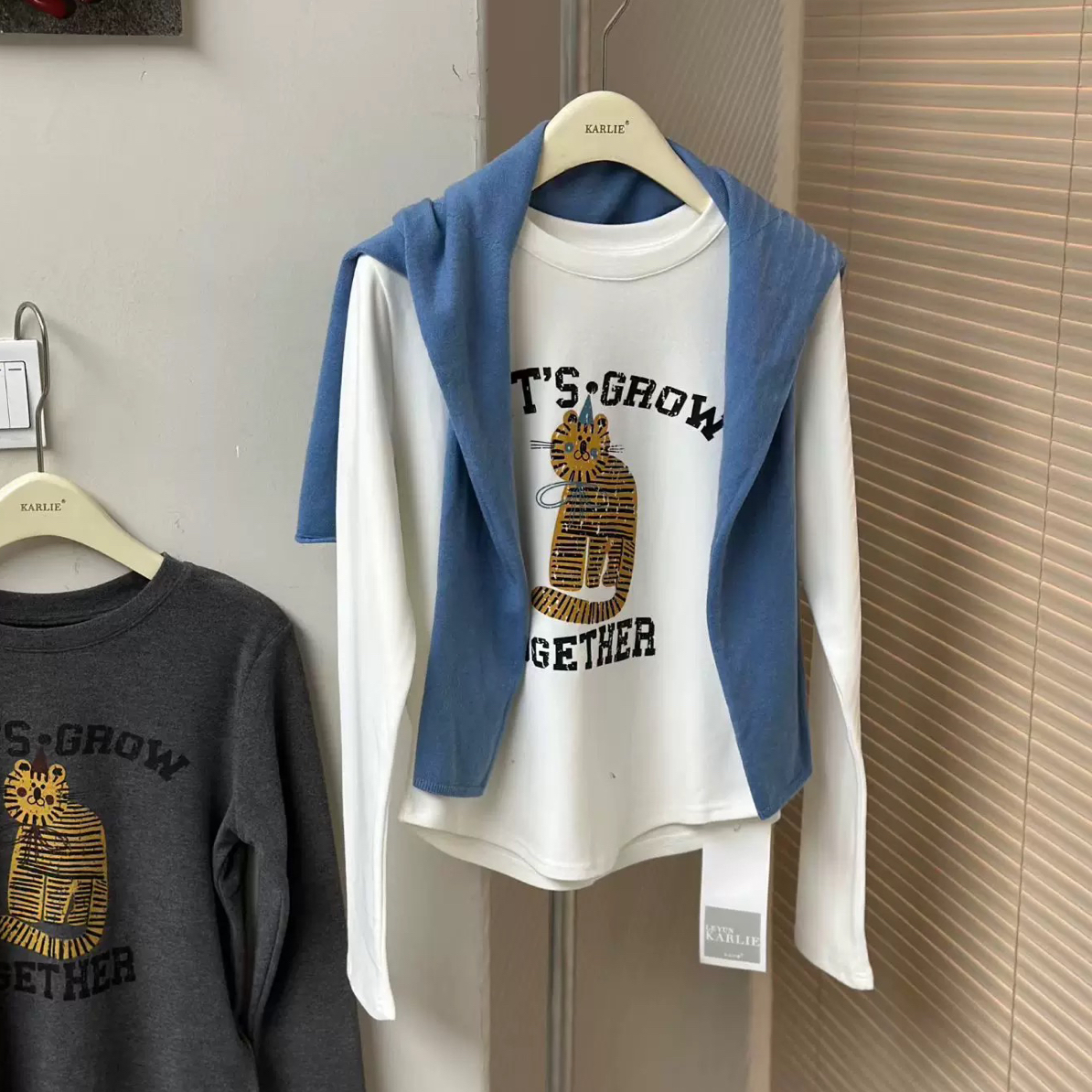 钱多多卡莉 加绒小猫字母印花圆领T恤简约21005