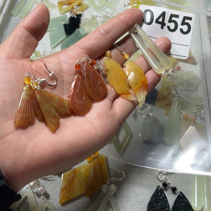 阳***了蛇纹石玉未镶嵌耳饰