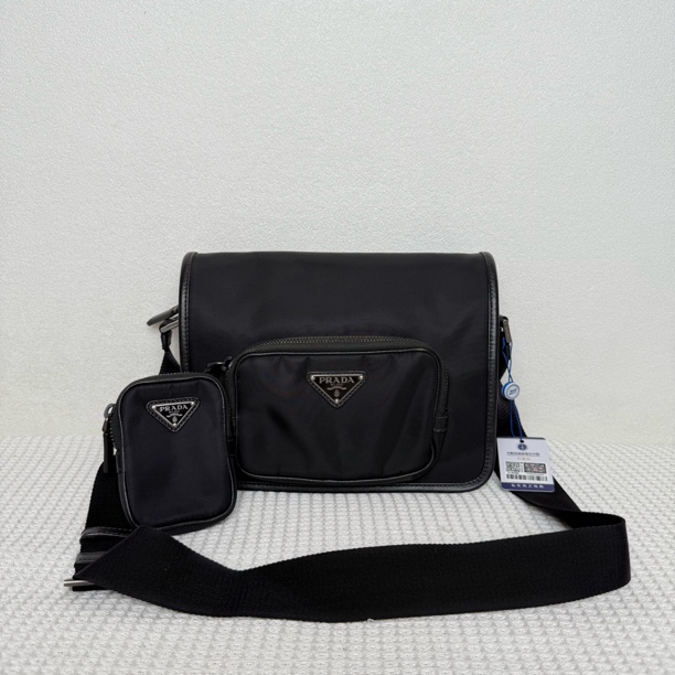 99新 Prada/普拉达 98新/5811时尚经典黑色再生尼龙二合一邮差包