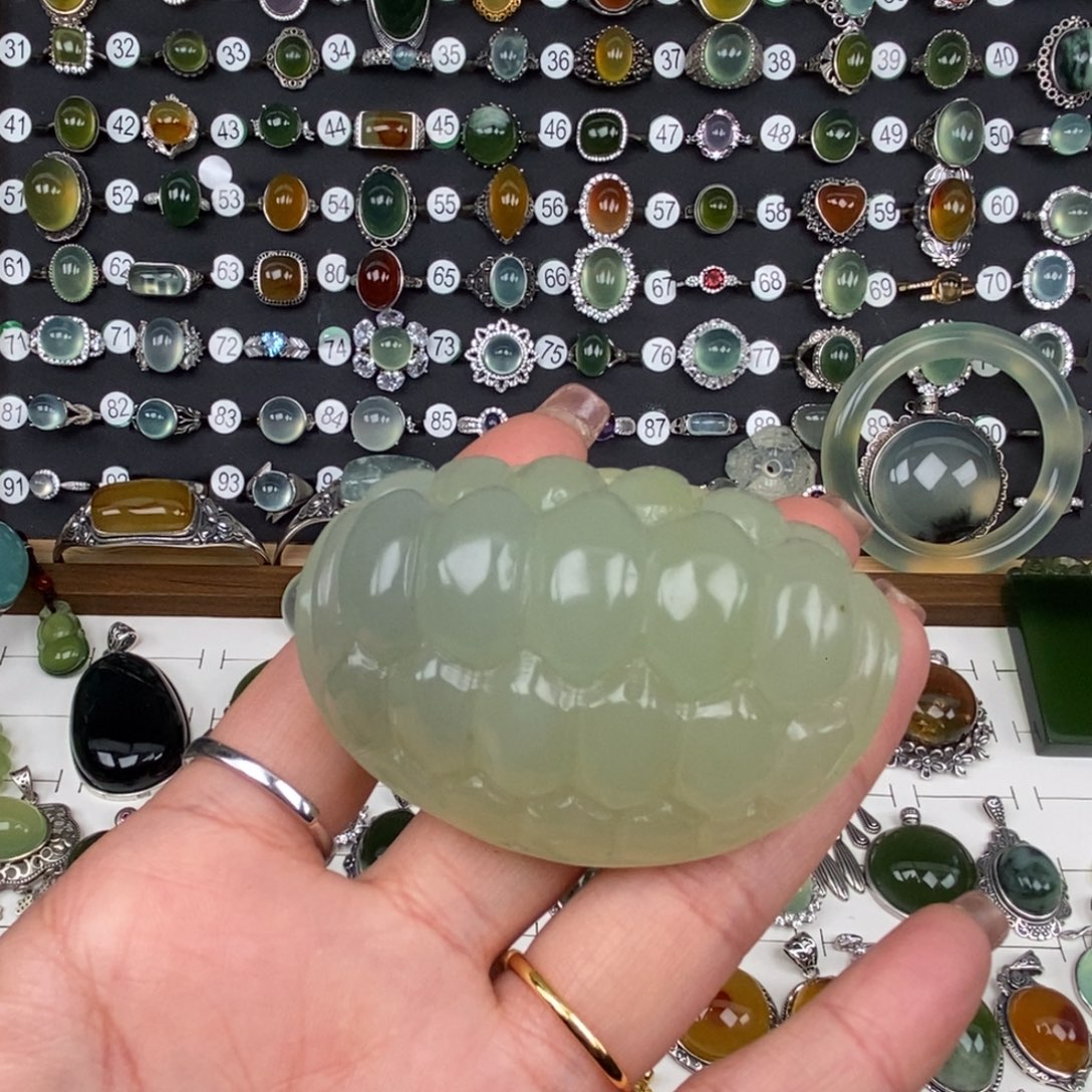 贪***子蛇纹石玉未镶嵌颈饰