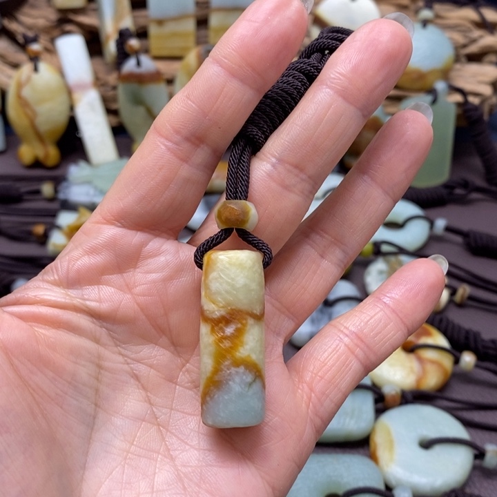 蛇纹石玉未镶嵌颈饰