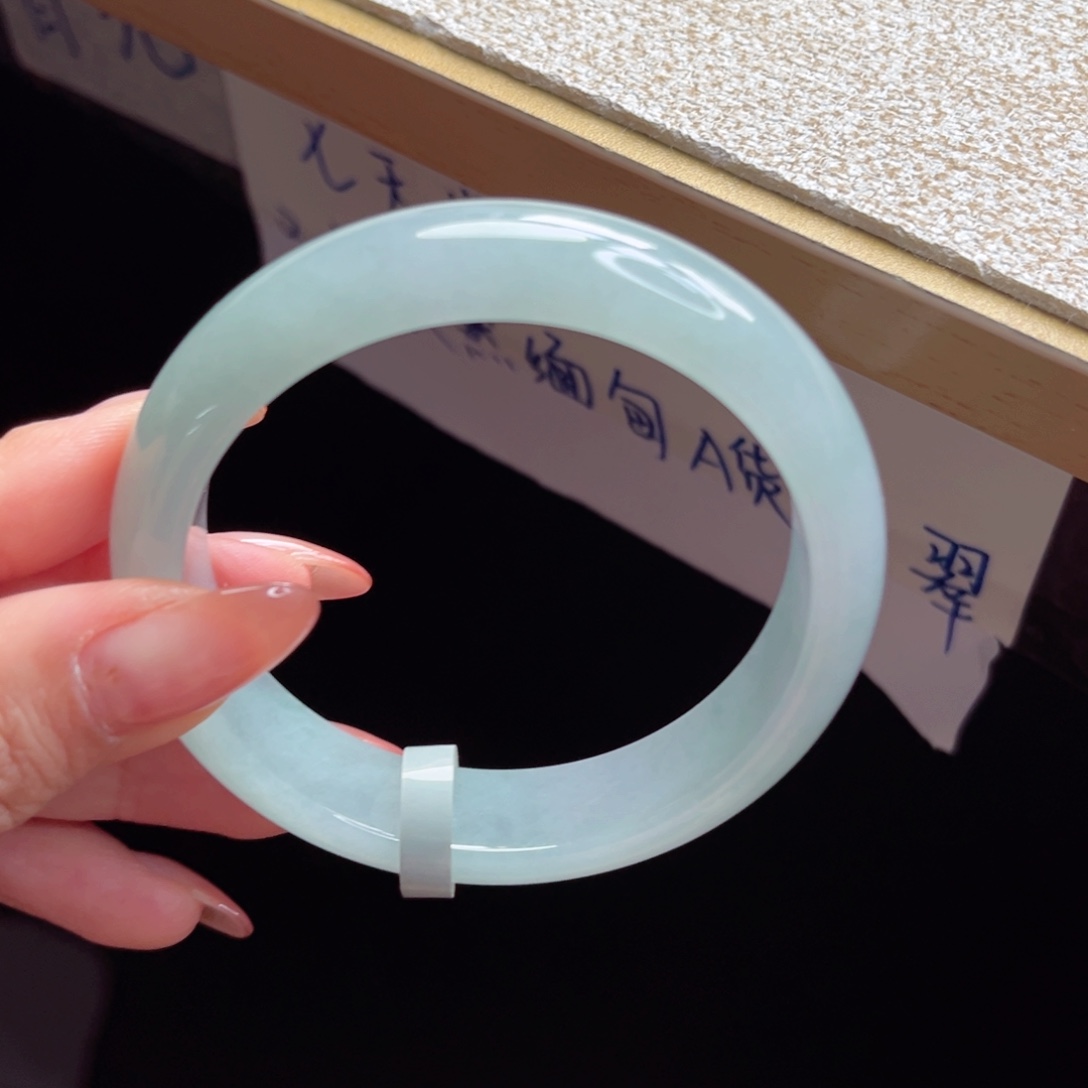 翡翠手镯未镶嵌手镯