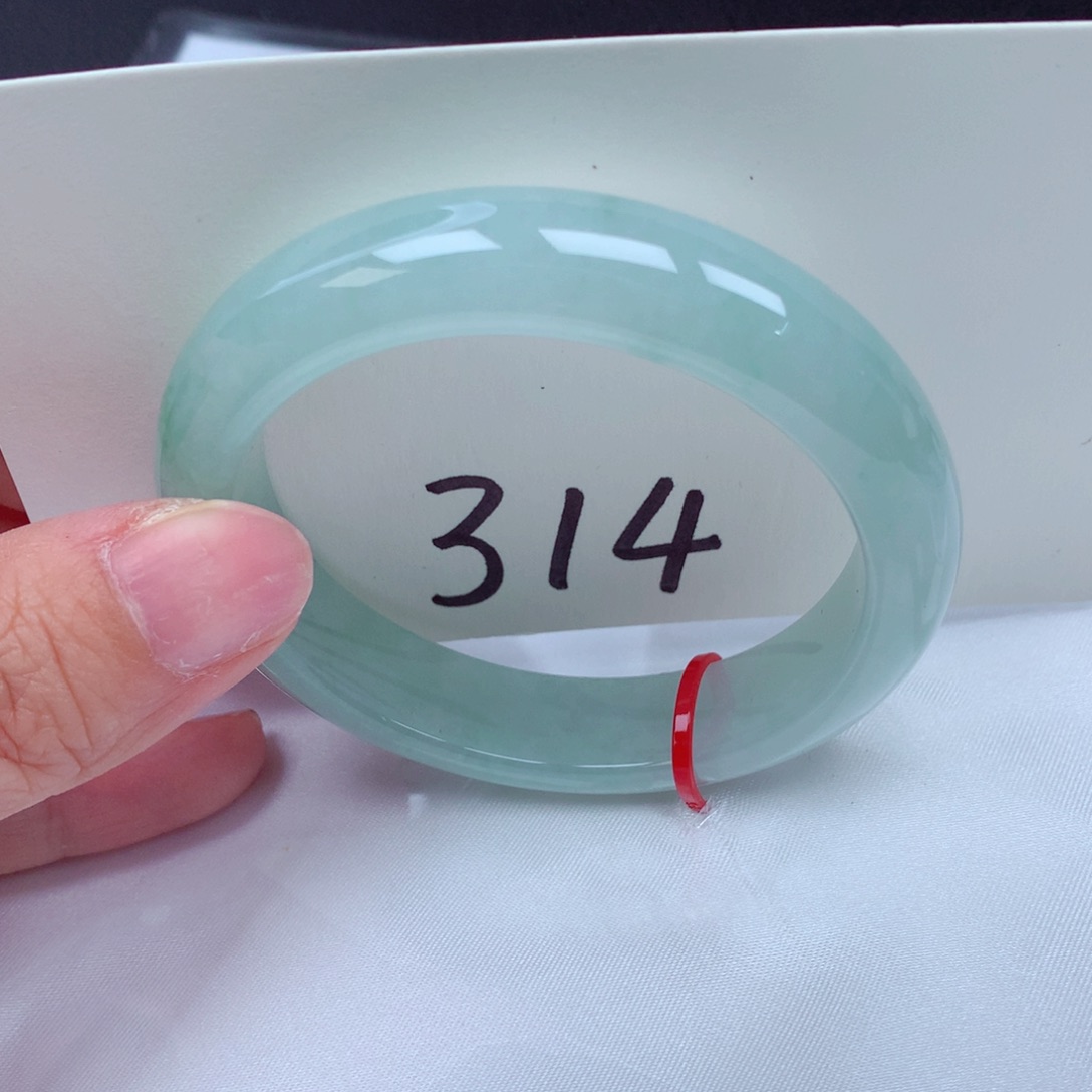 翡翠手镯未镶嵌翡翠