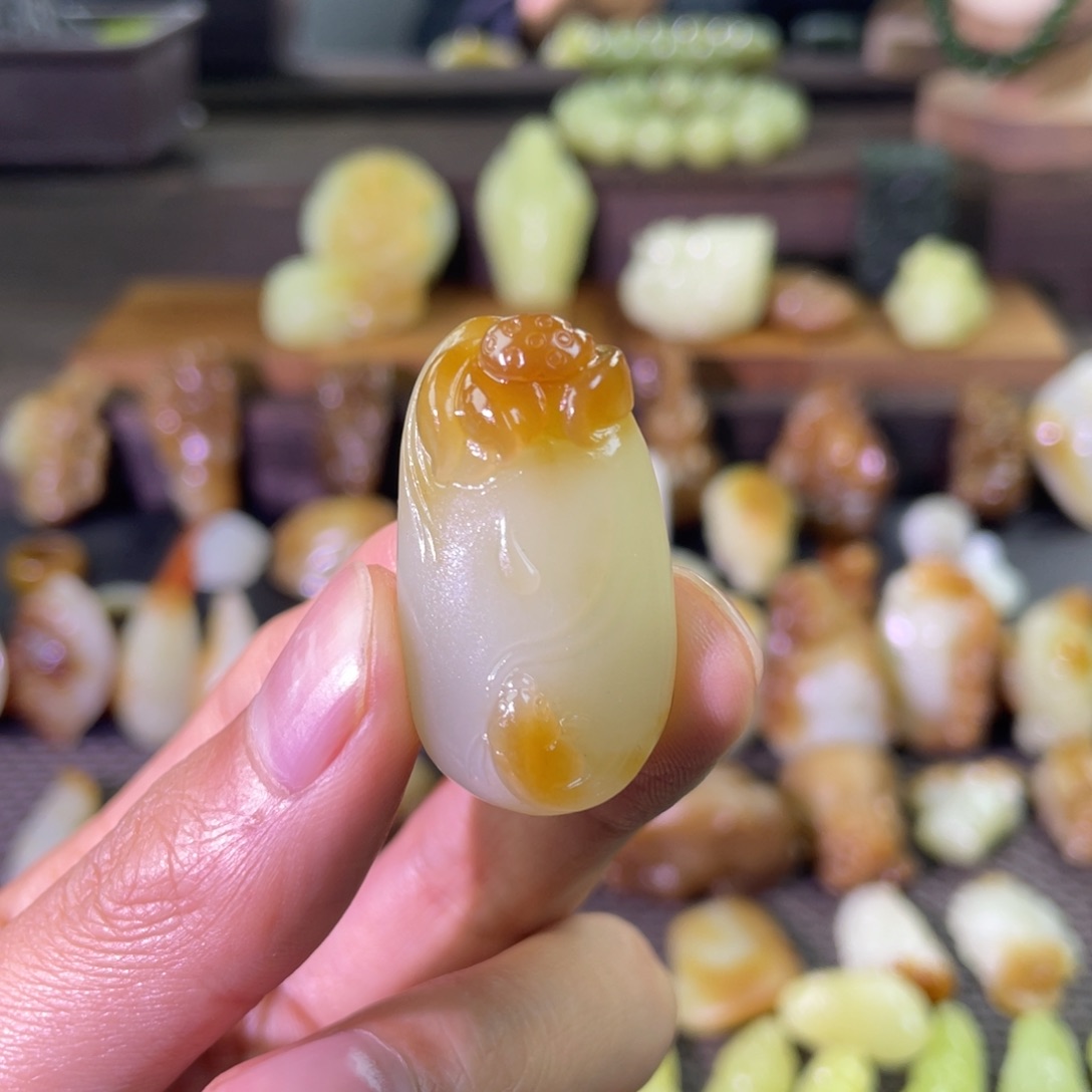 颈饰未镶嵌和田玉且末糖白莲年有鱼