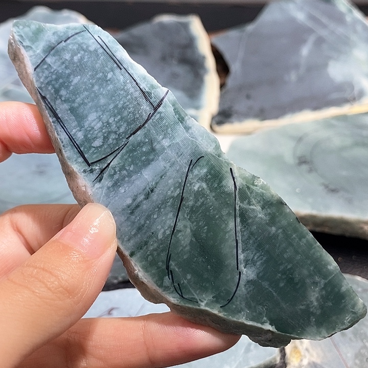 翡翠挂件未镶嵌翡翠