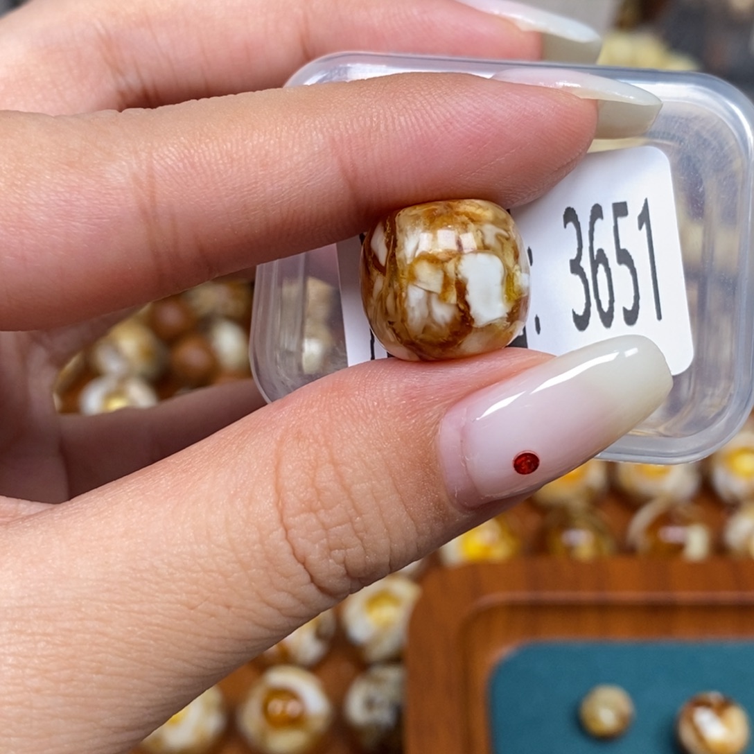 蜜蜡未镶嵌珠宝奇石3651