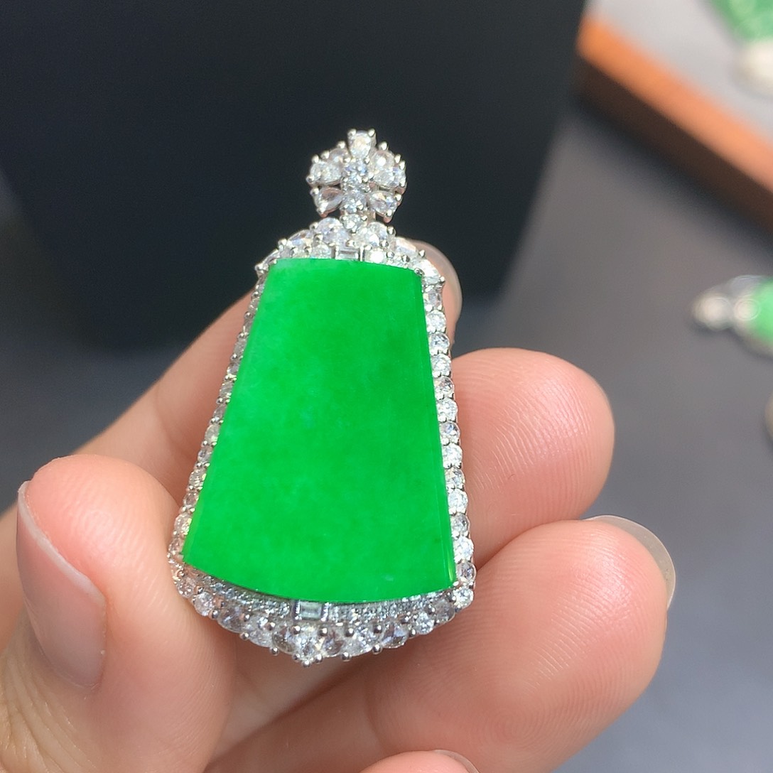 翡翠吊坠(不含链)18K金镶嵌