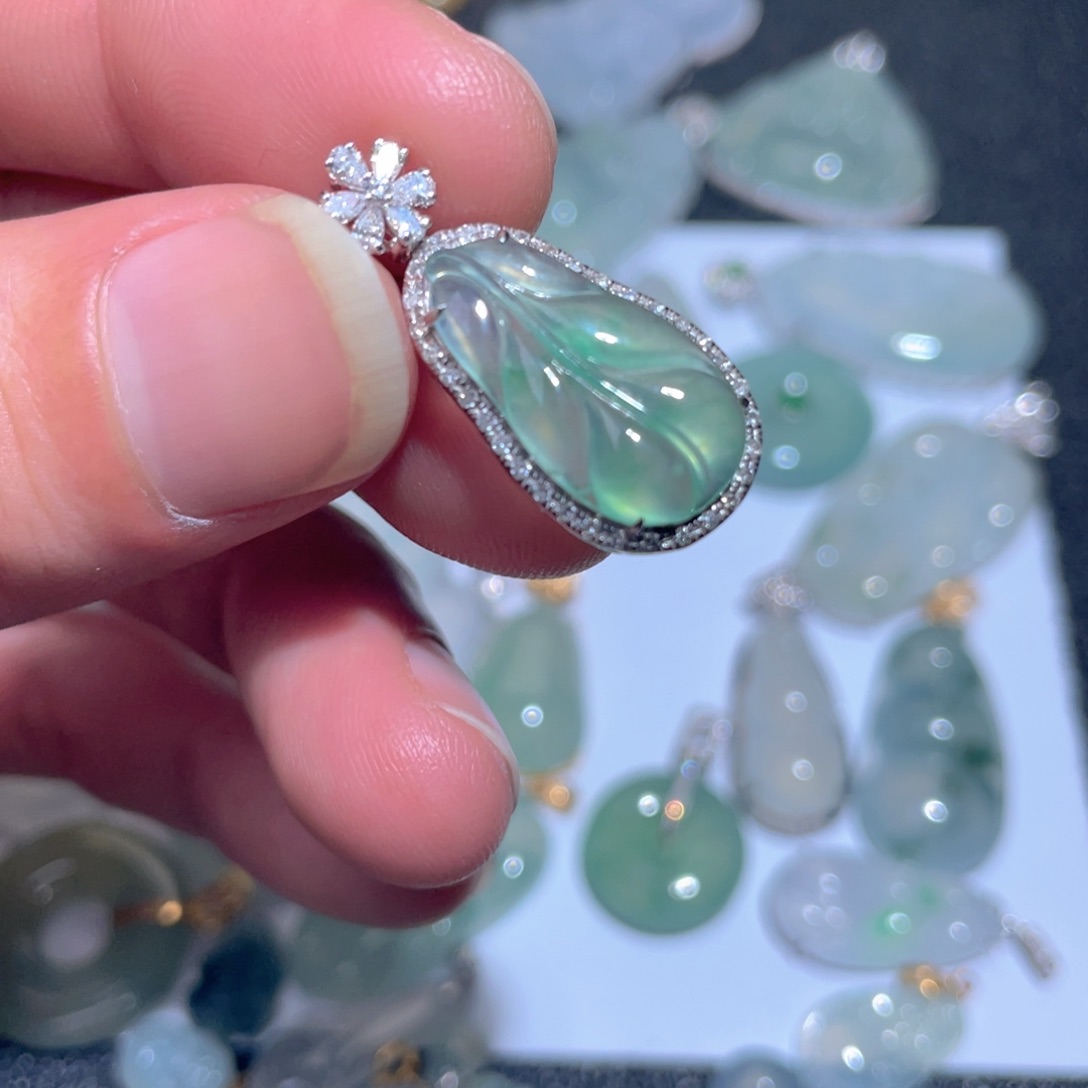 翡翠颈饰18K金镶嵌翡翠