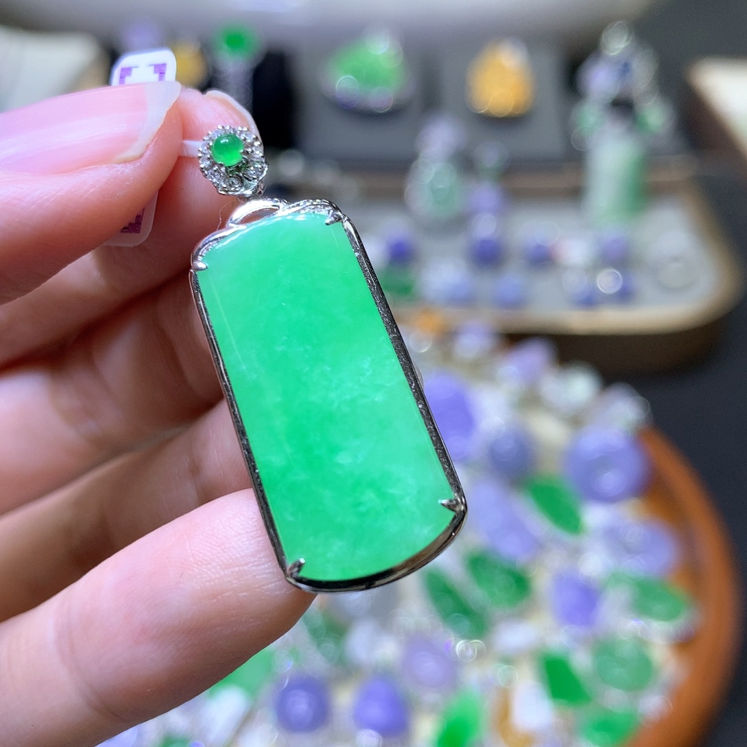 【闪购商品】翡翠颈饰18K金镶嵌翡翠吊坠项链