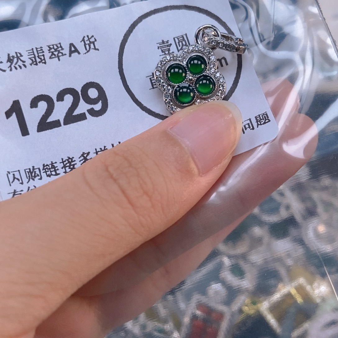 吊坠(不含链)未镶嵌翡翠