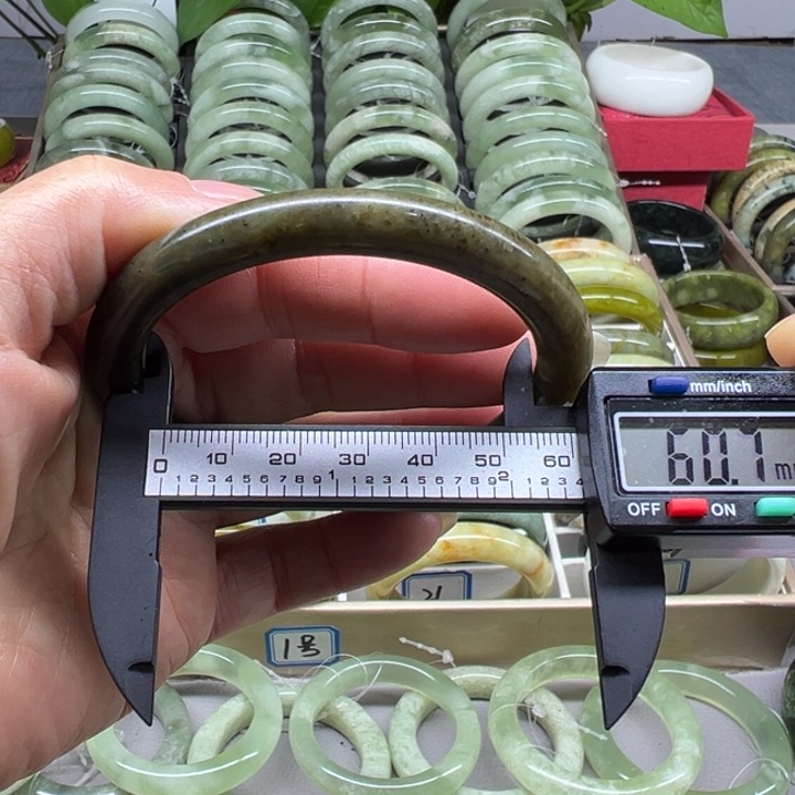 蛇纹石玉未镶嵌手镯3