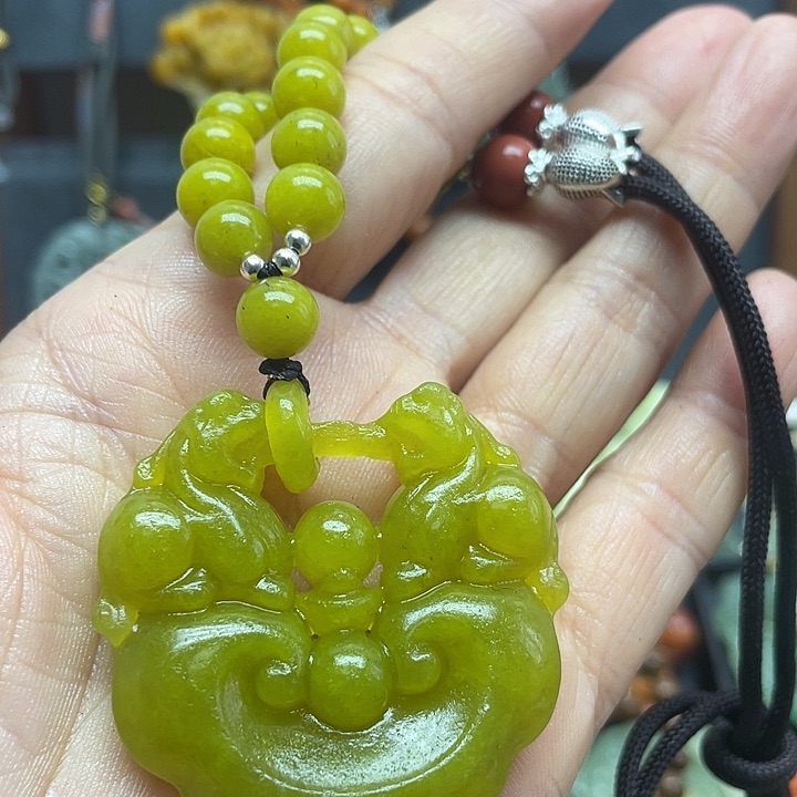 未镶嵌蛇纹石玉颈饰