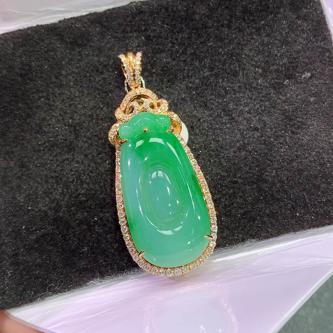 翡翠18K金镶嵌吊坠(赠链)