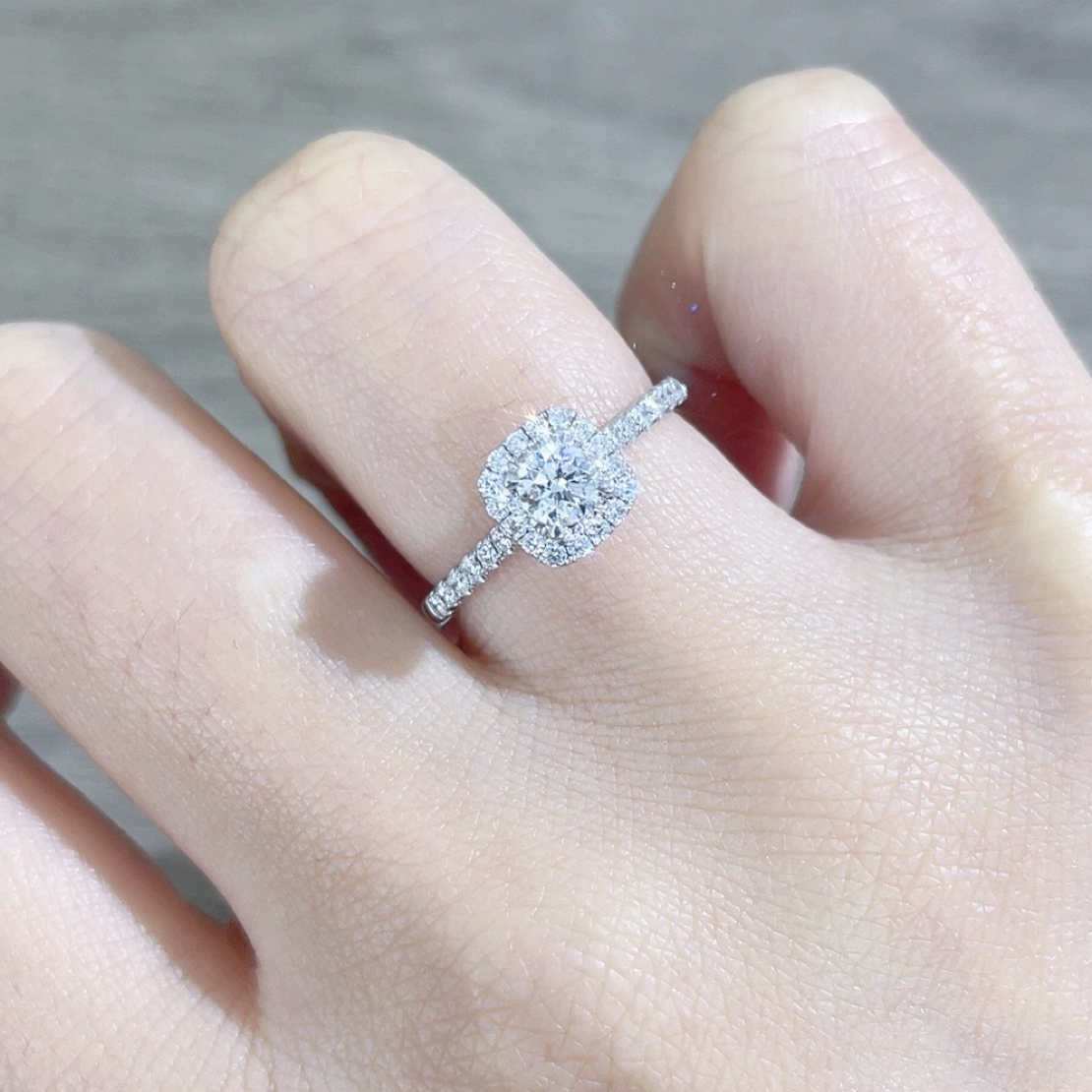 18k金30分方包带钻天然钻石戒指