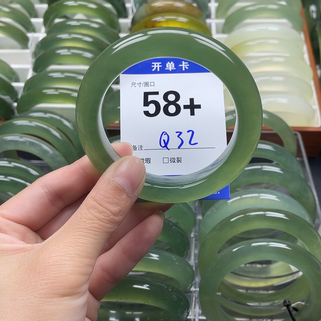 蛇纹石玉手镯未镶嵌汀*宁