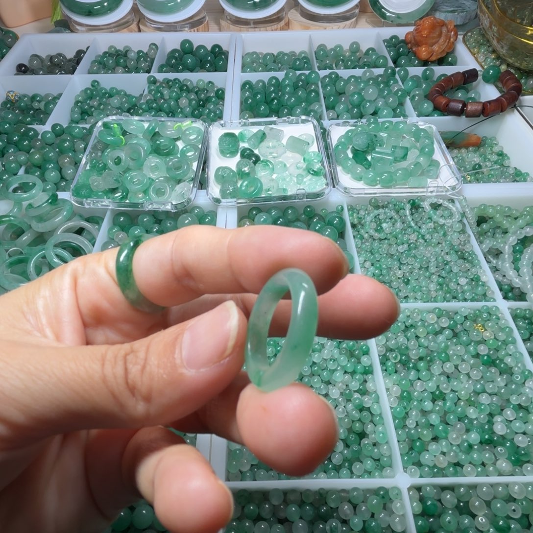 石英质玉（非洲翠）未镶嵌微瑕12号戒圈