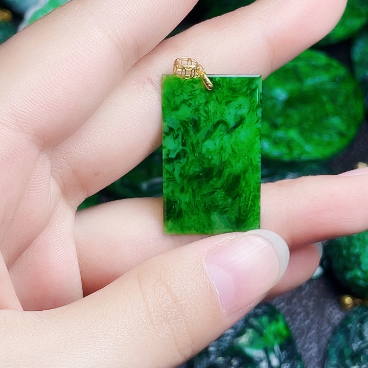 翡翠18K金镶嵌颈饰多样性