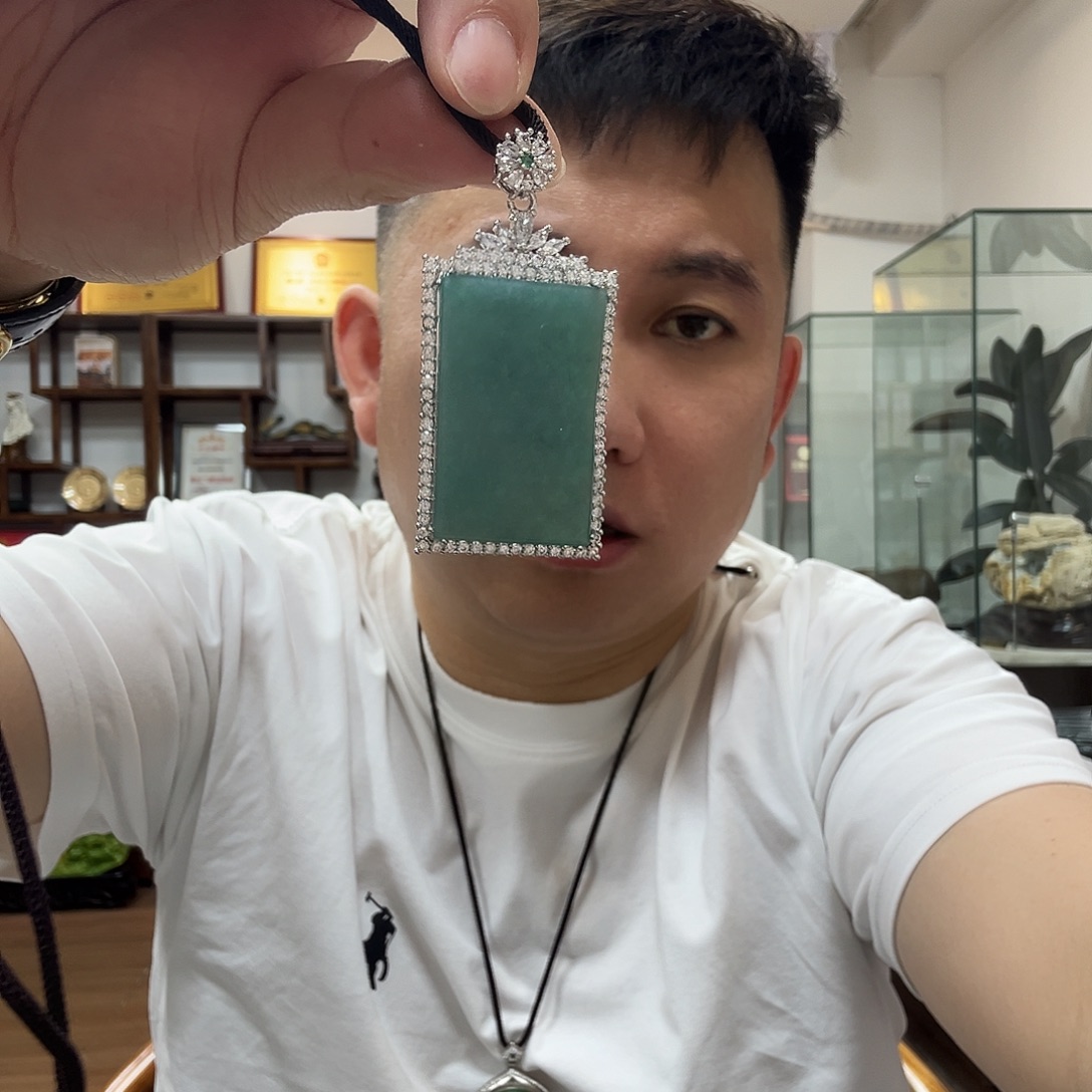 翡翠未镶嵌颈饰刘旅途