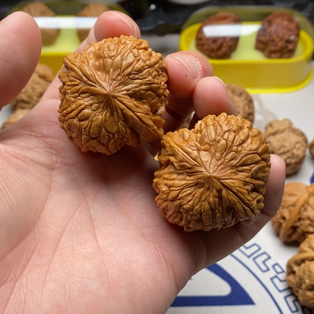 核桃把件隔**王和尚头的