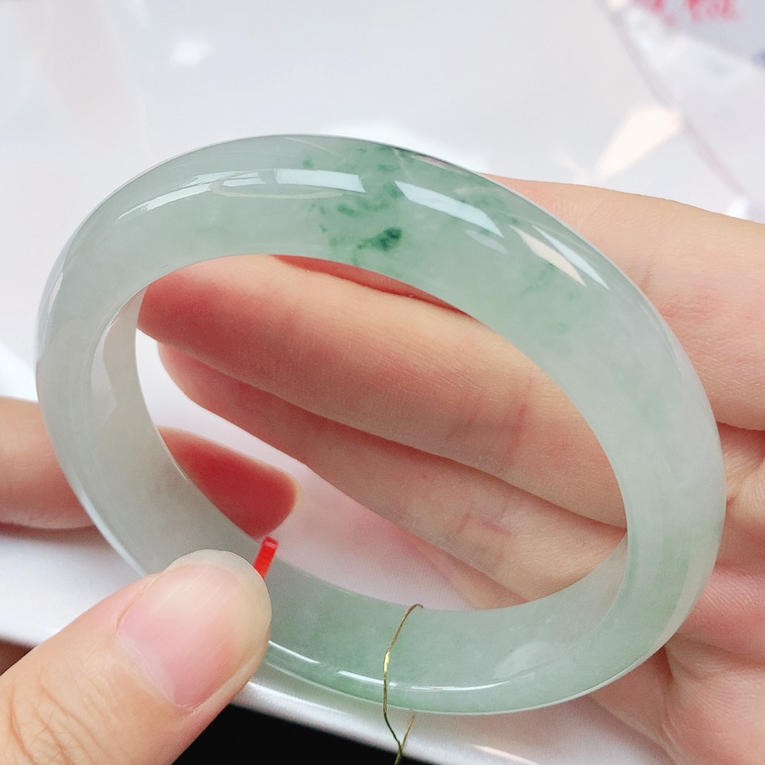 翡翠手镯未镶嵌抖音质检