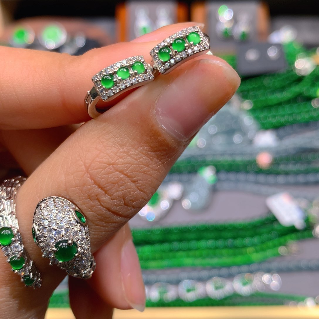 翡翠手链未镶嵌天然翡翠