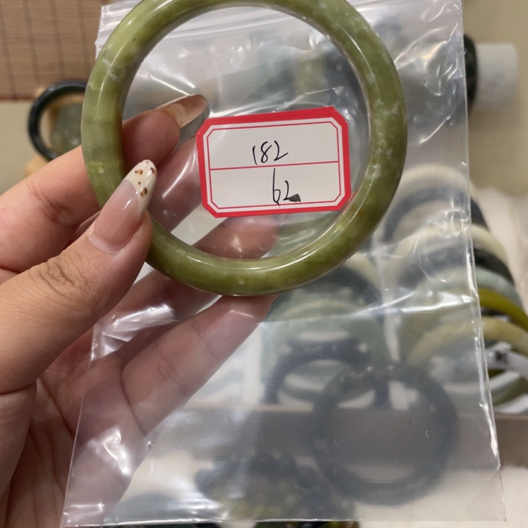 蛇纹石玉手镯未镶嵌