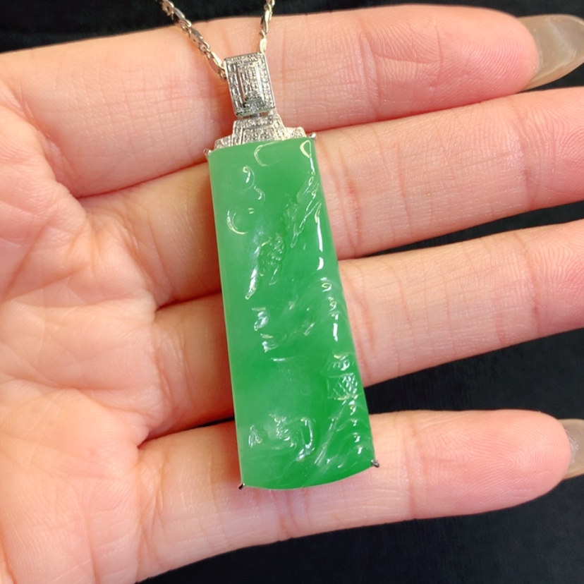 【闪购商品】颈饰18K金镶嵌翡翠山水牌