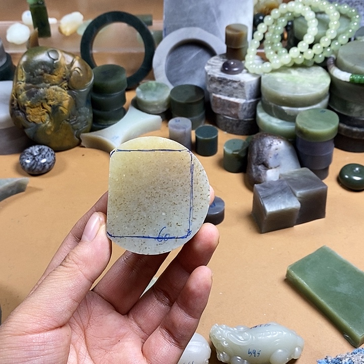 墨***然和田玉（糖玉）未镶嵌珠宝半成品