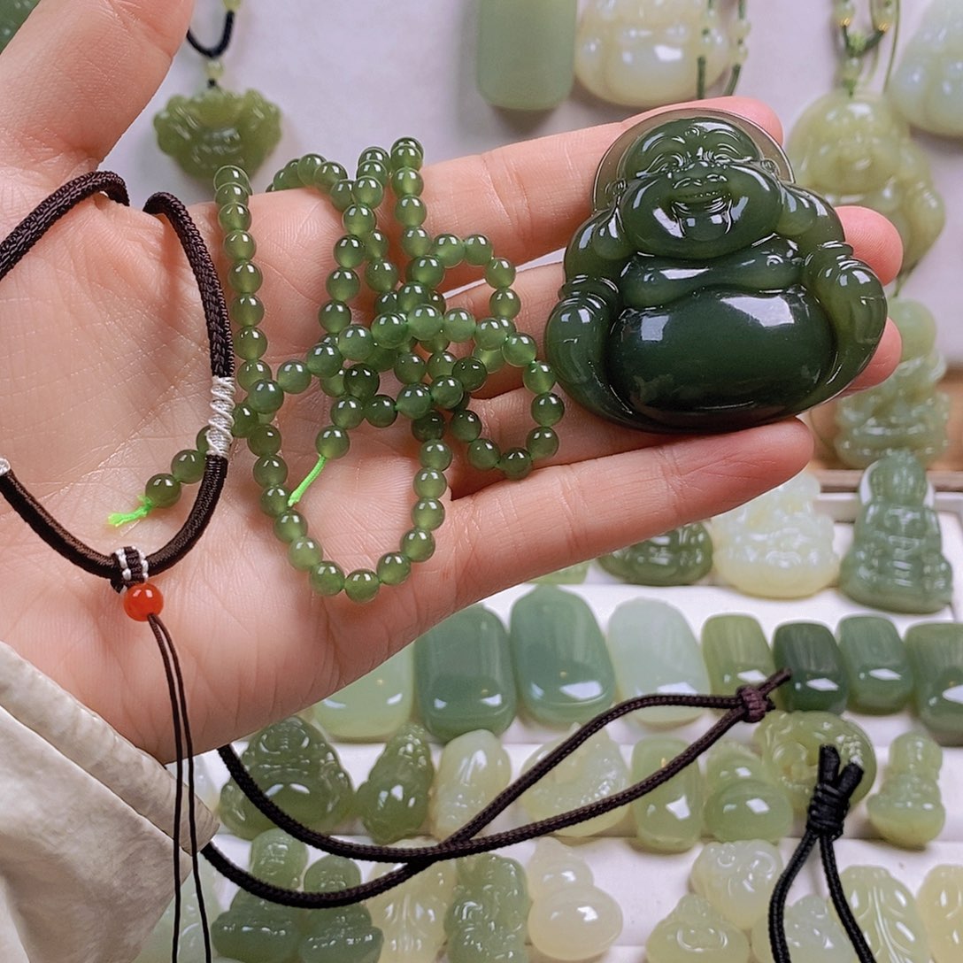 是***，和田玉未镶嵌颈饰