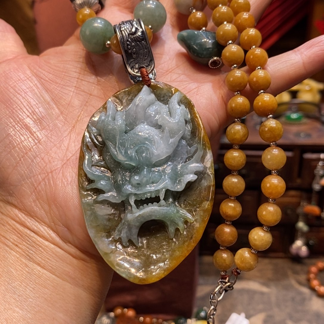 翡翠吊坠(赠链)未镶嵌