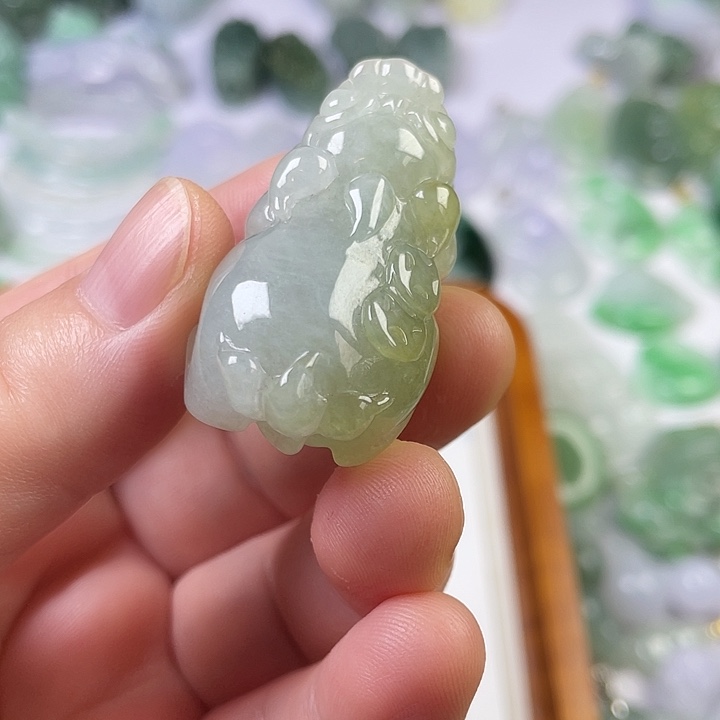 那***.翡翠未镶嵌颈饰皮休