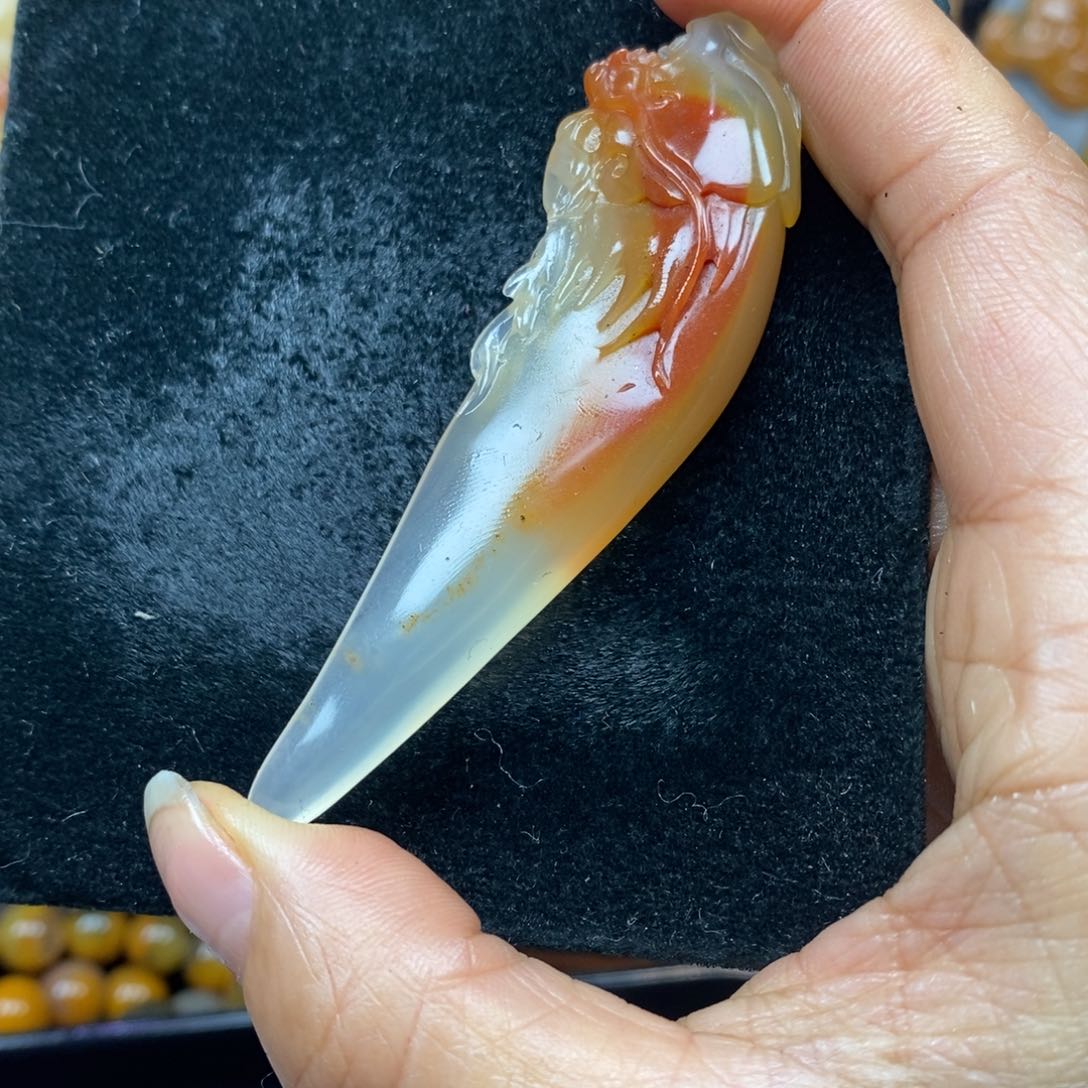 未镶嵌石英质玉（黄龙玉）颈饰