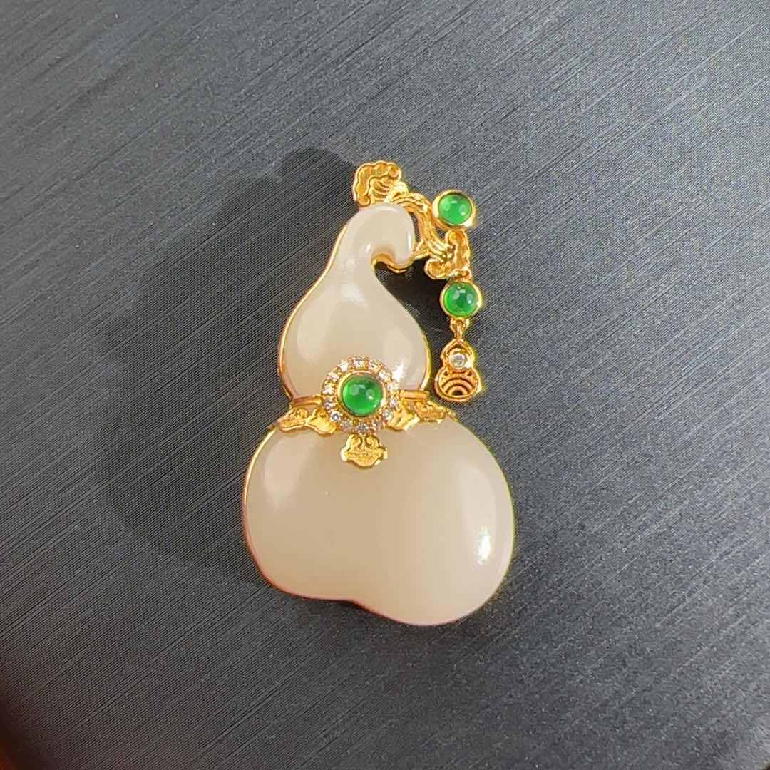 和田玉浓郁油膏藕粉葫芦吊坠18K金镶嵌