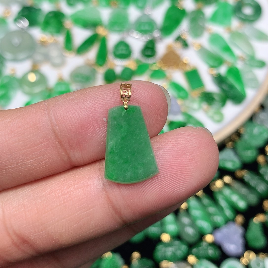 翡翠配石18K金扣头 小巧精美飘绿素面牌