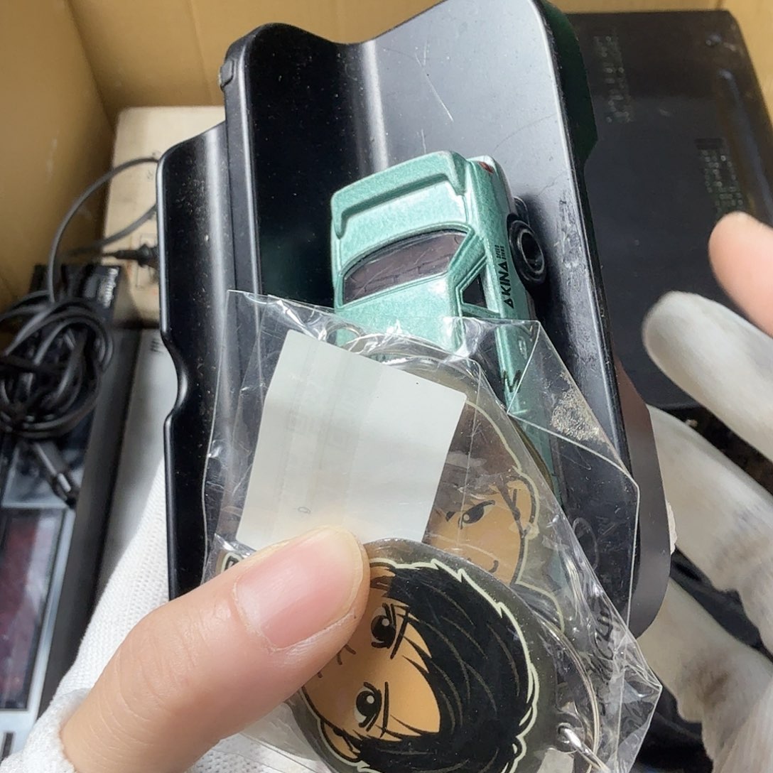 T***黎中古商品，瑕疵品，不保好坏。511