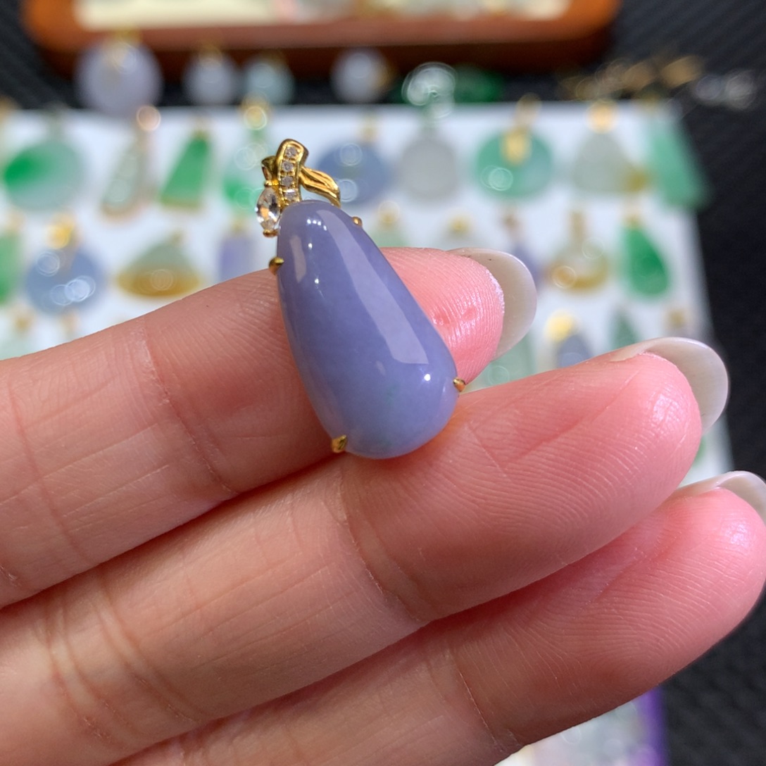 翡翠颈饰18K金镶嵌翡翠吊坠的未镶嵌