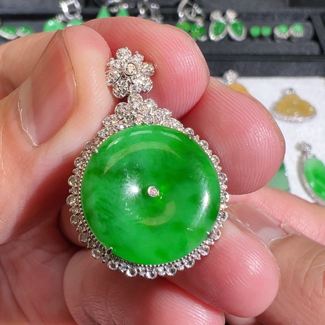 【闪购商品】翡翠吊坠(不含链)18K金镶嵌