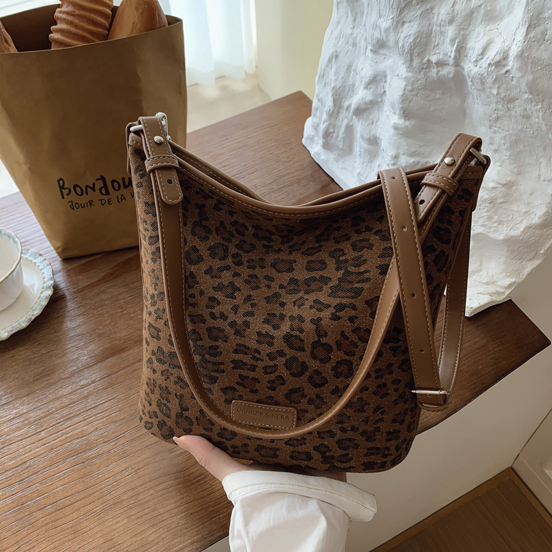 韩系撞色豹纹包包女2025新款休闲百搭单肩腋下包小众斜挎水桶包