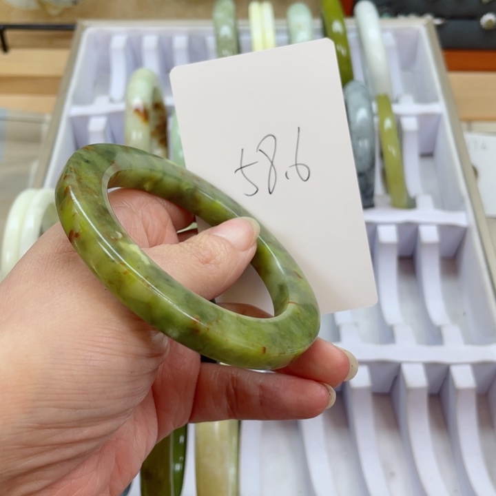 蛇纹石玉手镯未镶嵌