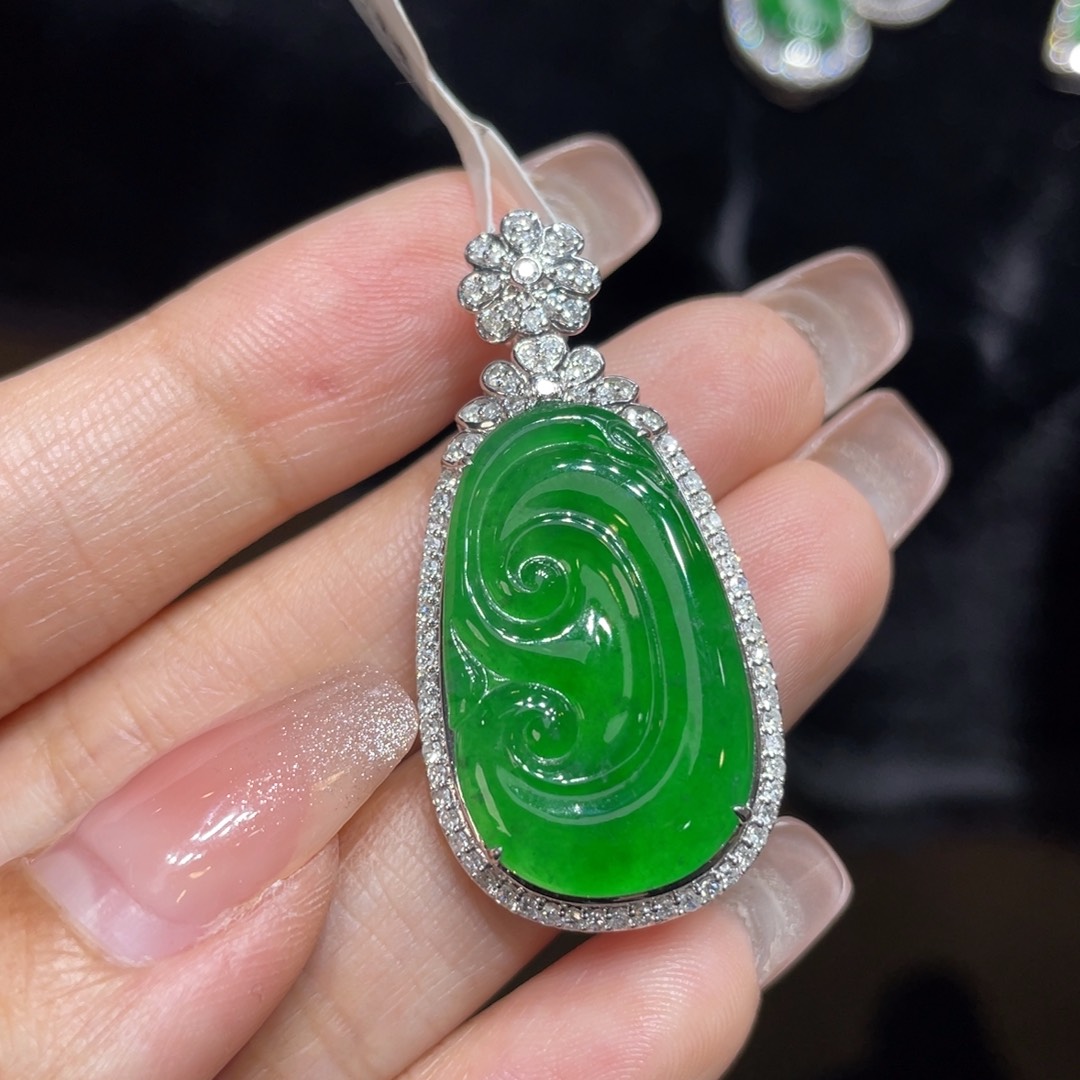 翡翠颈饰18K金镶嵌天然缅甸翡翠