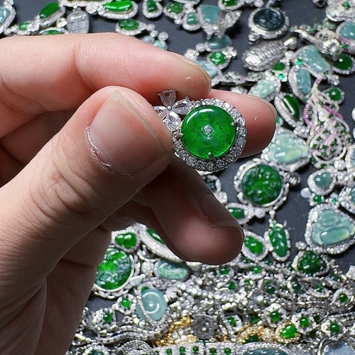 翡翠颈饰未镶嵌天然A货翡翠放漏