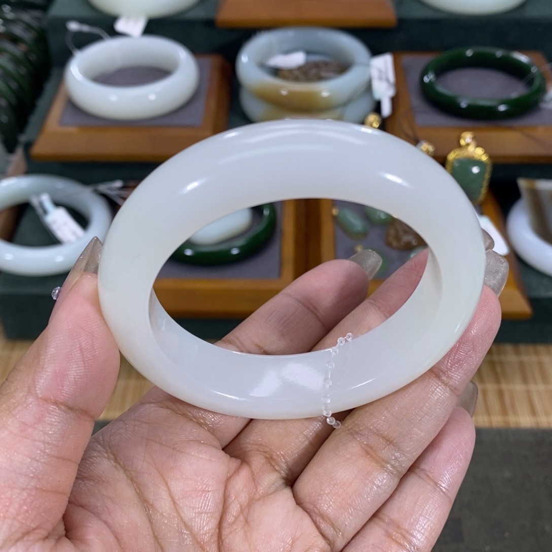 和田玉手镯未镶嵌