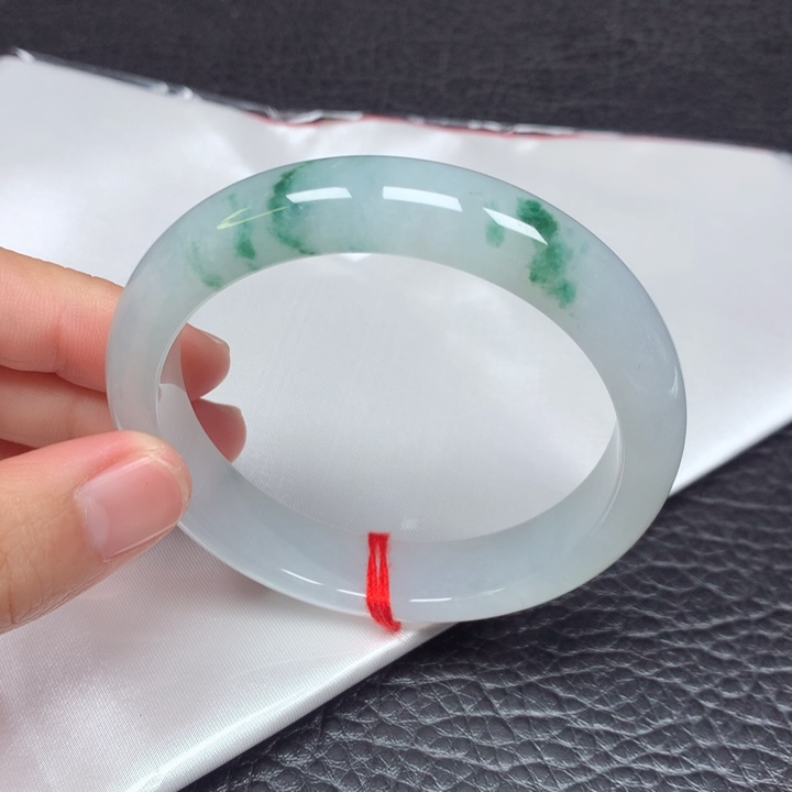 翡翠手镯未镶嵌。