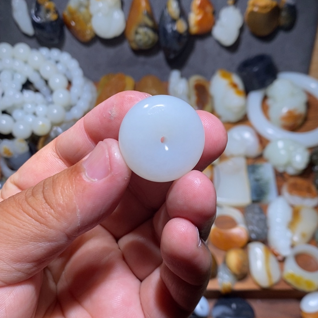 和田玉颈饰未镶嵌深**人