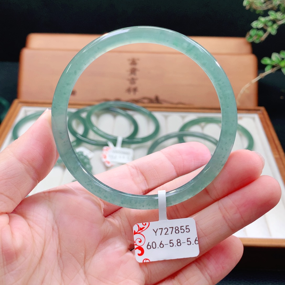 翡翠手镯（圆镯）未镶嵌