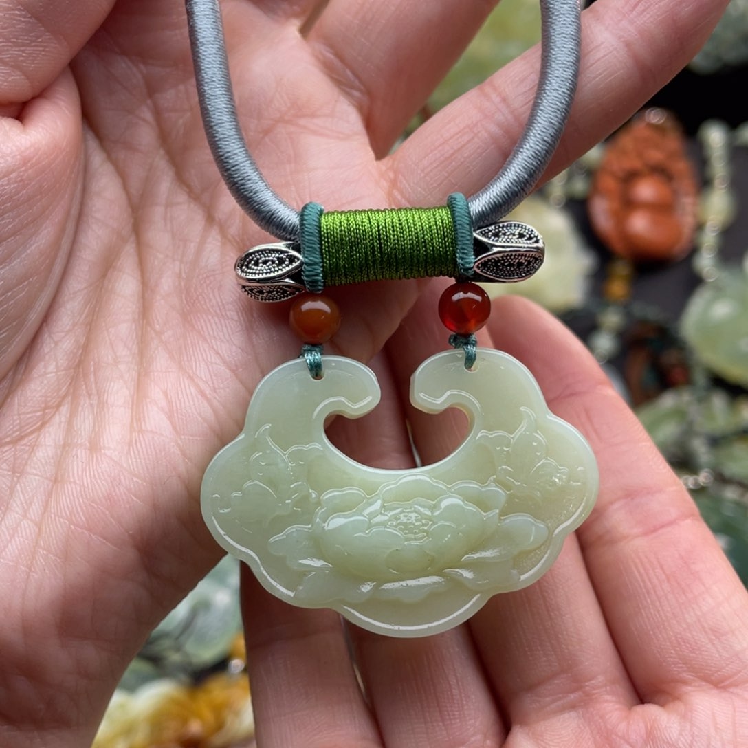 蛇纹石玉颈饰未镶嵌