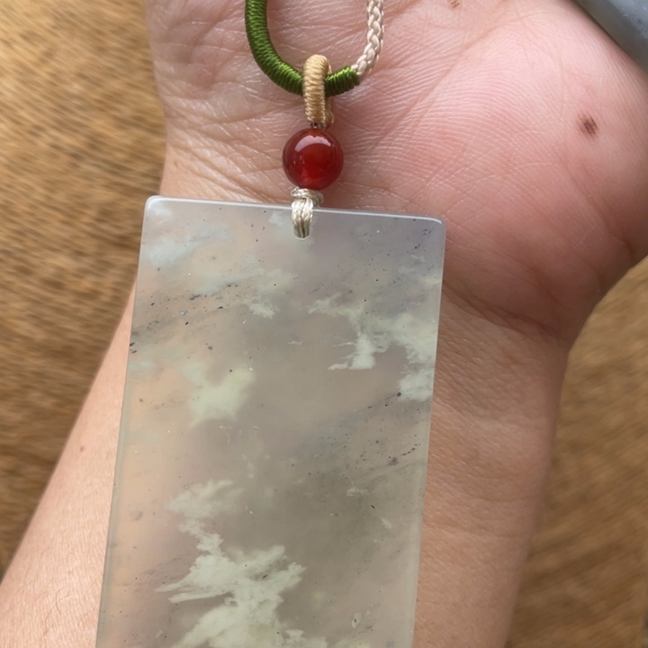 蛇纹石玉吊坠合金