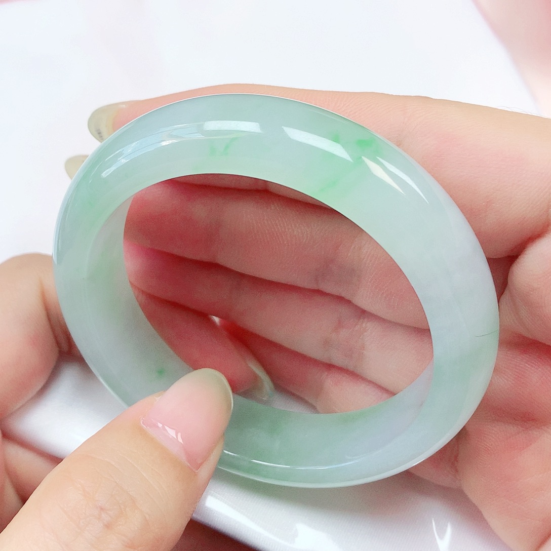 翡翠手镯未镶嵌抖音